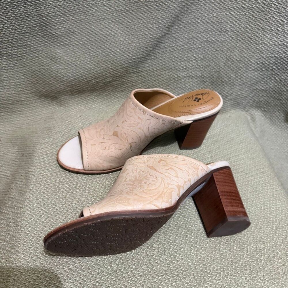 Patricia Nash Shelli Leather Patterned Beige Slip On High Heal Shoes Size 9 NWOT - Picture 3 of 10